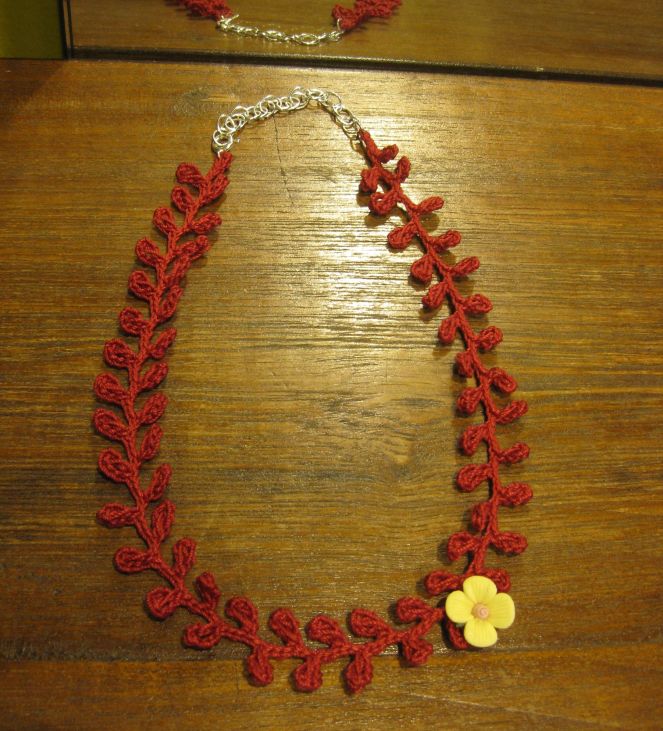 red leaves crochet necklace